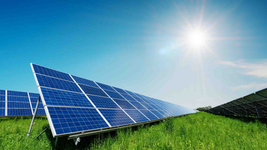 Painel solar na grama sob céu azul (Crédito da imagem: Getty Images/ Canva Pro)