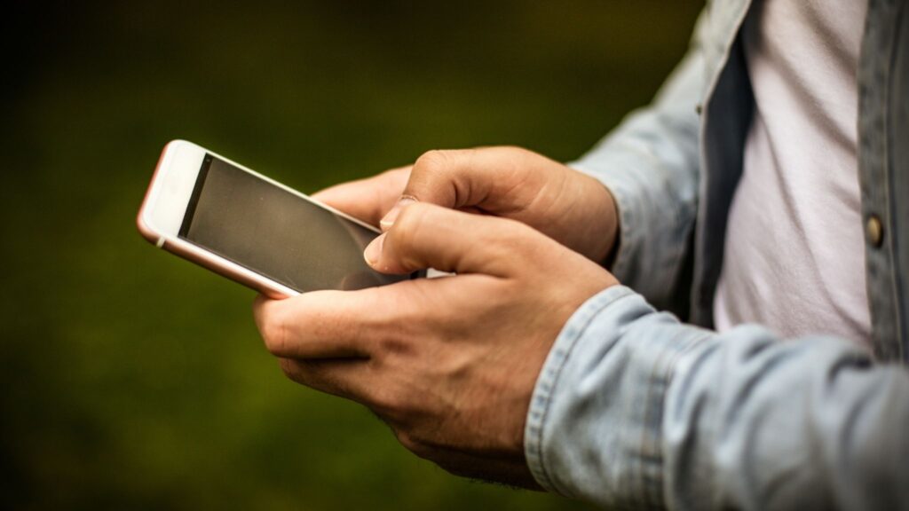 Uso excessivo de smartphones pode ativar áreas cerebrais ligadas à dependência e alterar o equilíbrio do humor.