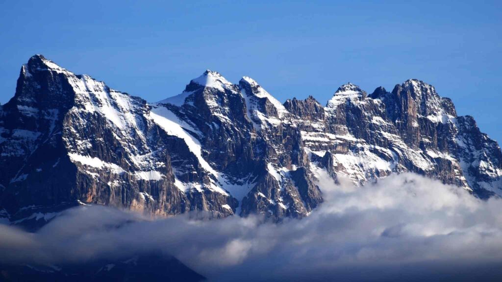 Montanhas perdem gelo e revelam crise climática (Imagem: Getty Images/ Canva Pro)