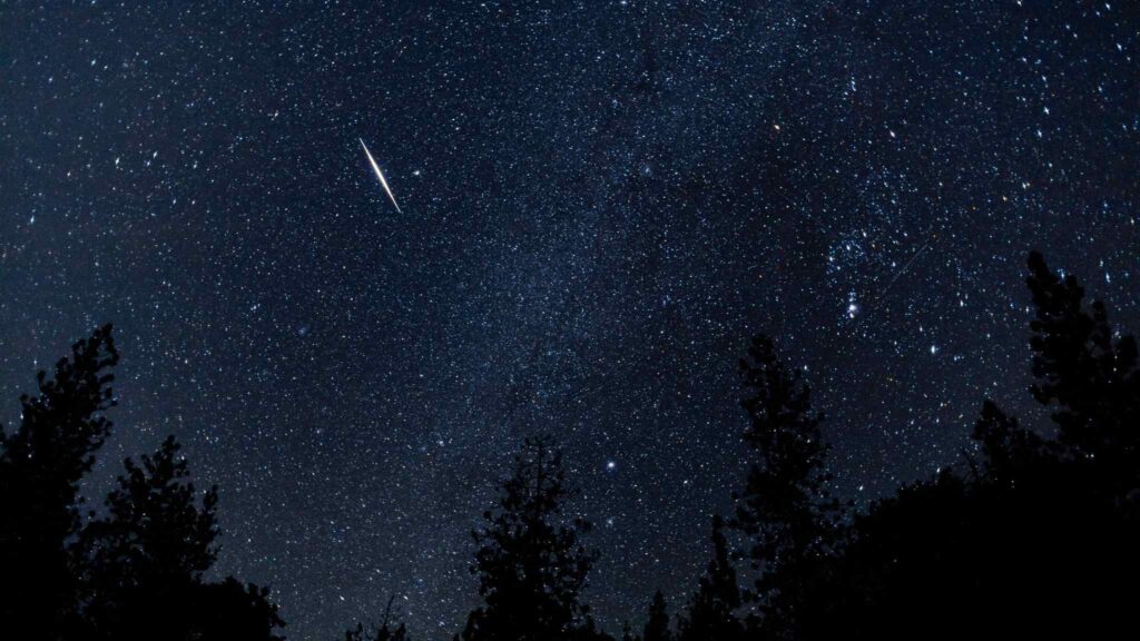 Noite de 21/10 terá chuva de meteoros incrível no Brasil. (Crédito: Getty Images/ Canva Pro)