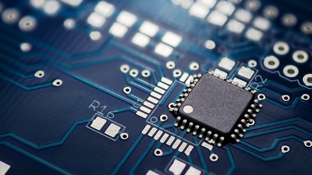 Canais microscópicos gravados no silício ajudam a reduzir superaquecimento em data centers. (Crédito da imagem: Getty Images/ Canva Pro)