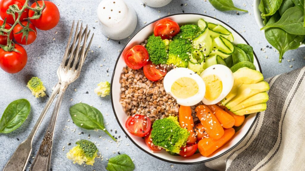Brócolis e vegetais reduzem inflamação natural. (Foto: Nadia NB via Canva)