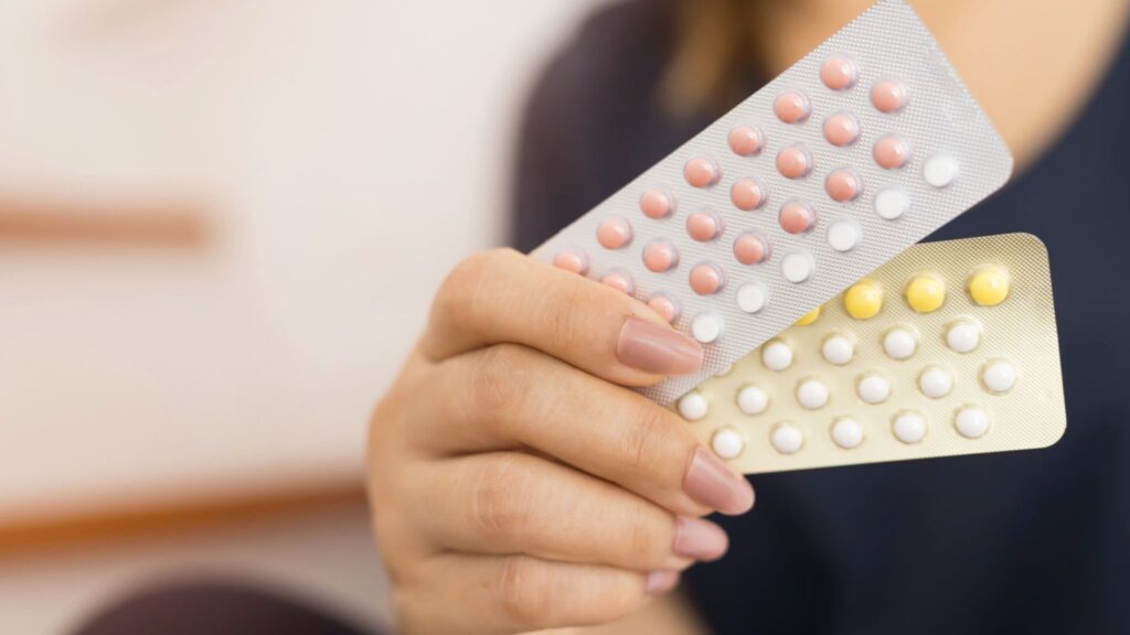 Antibióticos podem comprometer a proteção da pílula. (Foto: Nadia NB via Canva)