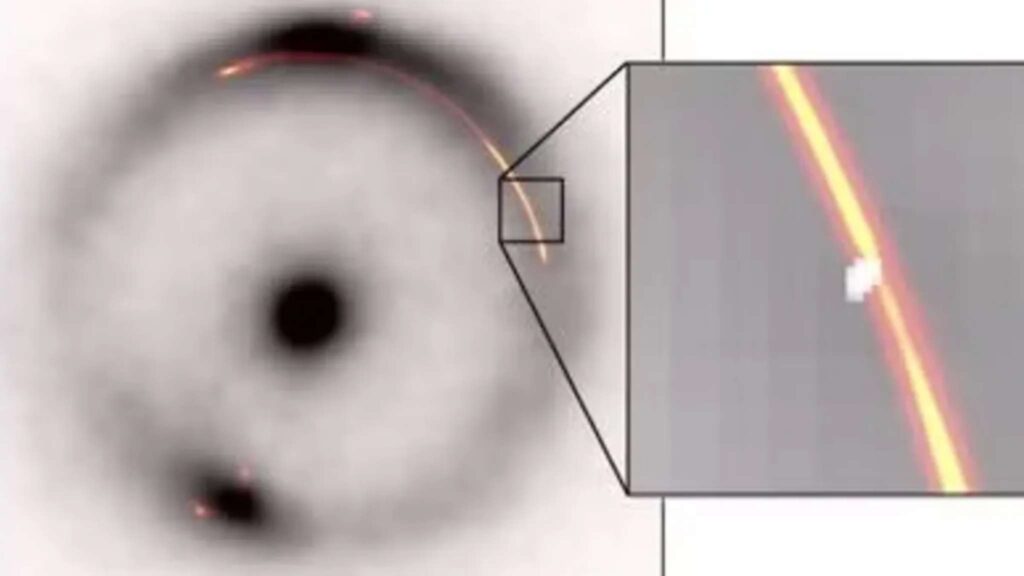 Ao analisar o anel de Einstein com uma rede de radiotelescópios, os cientistas identificaram uma leve distorção gravitacional ocultada no arco luminoso. (Crédito da imagem: Keck/EVN/GBT/VLBA)