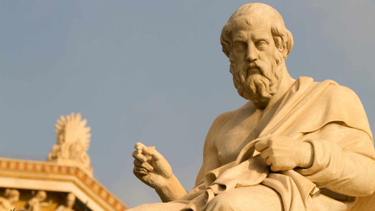 Estátua de Platão, em Atenas, na Grécia (Crédito da imagem: Getty Images/ Canva Pro)