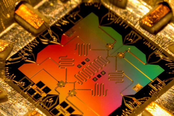 Ilustração de um computador quântico com um processador quântico em destaque. (Crédito da imagem: Getty Images/ Canva Pro)