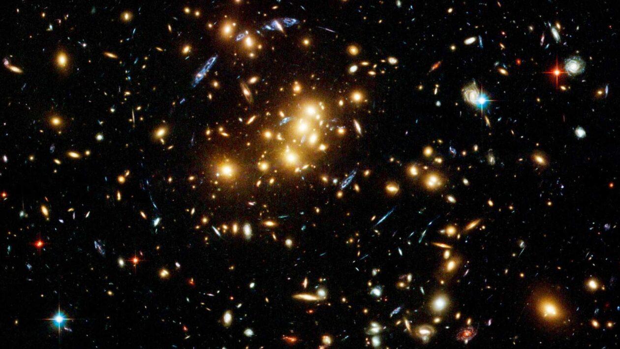 Aglomerado de galáxias CI 0024+17, na constelação de Peixes, registrado pelo Telescópio Espacial Hubble (Crédito da imagem: Photo Library/ Canva Pro)