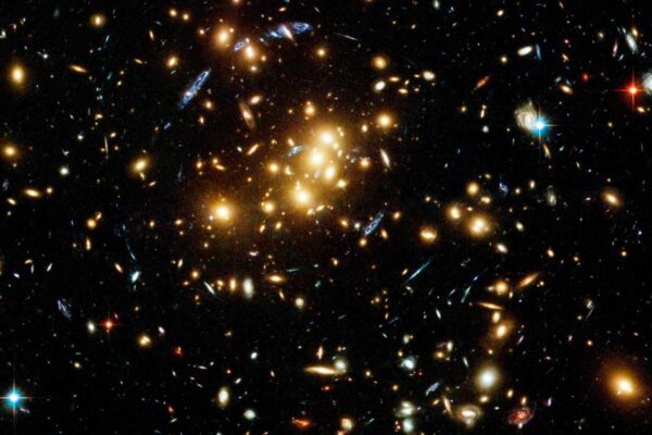 Aglomerado de galáxias CI 0024+17, na constelação de Peixes, registrado pelo Telescópio Espacial Hubble (Crédito da imagem: Photo Library/ Canva Pro)