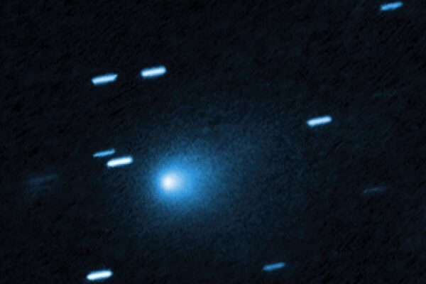 O cometa 3I/ATLAS fotografado pelo Hubble mostra seu núcleo e casulo de poeira, com estrelas de fundo riscadas pelo rastreamento. (Crédito da Imagem: NASA, ESA, David Jewitt (UCLA); Image Processing: Joseph DePasquale (STScI).)