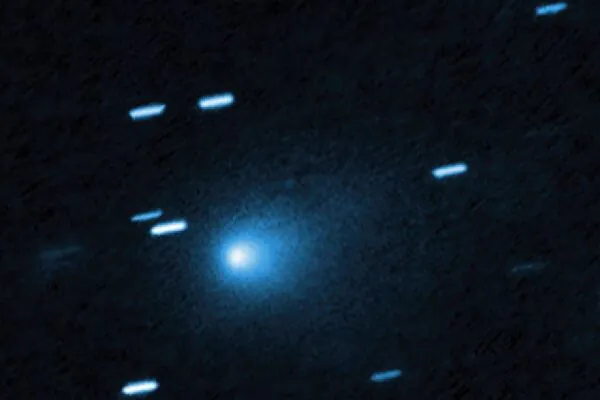 O cometa 3I/ATLAS fotografado pelo Hubble mostra seu núcleo e casulo de poeira, com estrelas de fundo riscadas pelo rastreamento. (Crédito da Imagem: NASA, ESA, David Jewitt (UCLA); Image Processing: Joseph DePasquale (STScI).)