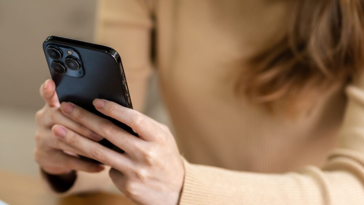 Estudo aponta que três dias de pausa no celular já provocam mudanças químicas no cérebro e melhoram o bem-estar.