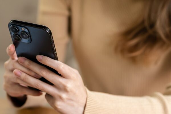 Estudo aponta que três dias de pausa no celular já provocam mudanças químicas no cérebro e melhoram o bem-estar.