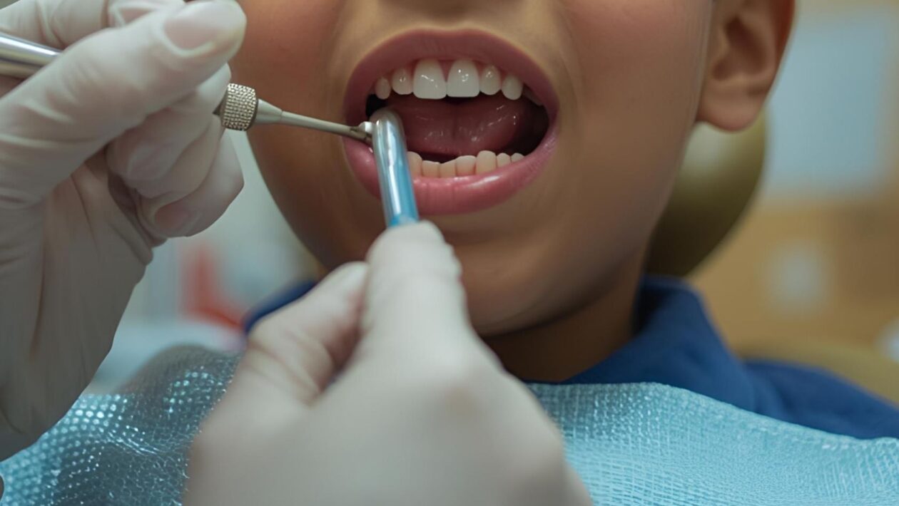 extração de 526 dentes de menino indiano