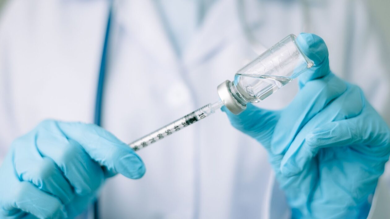 Vacina de mRNA mostra ação promissora contra tumores resistentes. (Foto: Getty Images / Canva Pro)