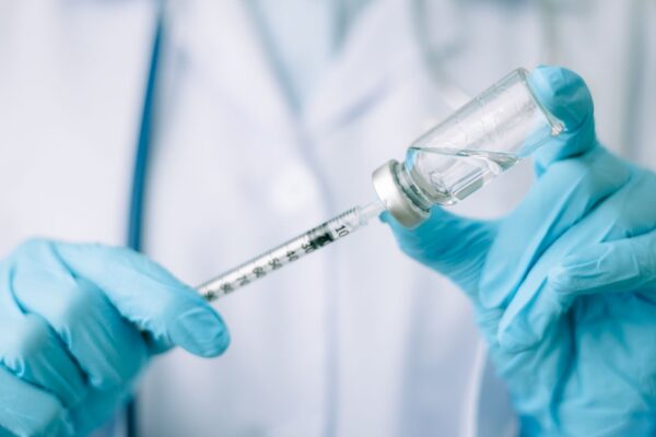 Vacina de mRNA mostra ação promissora contra tumores resistentes. (Foto: Getty Images / Canva Pro)