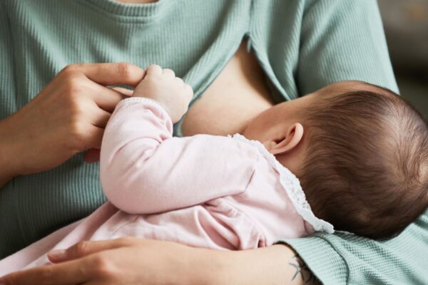 Aleitamento protege o tecido mamário contra tumores. (Foto: Seventy Four via Canva)