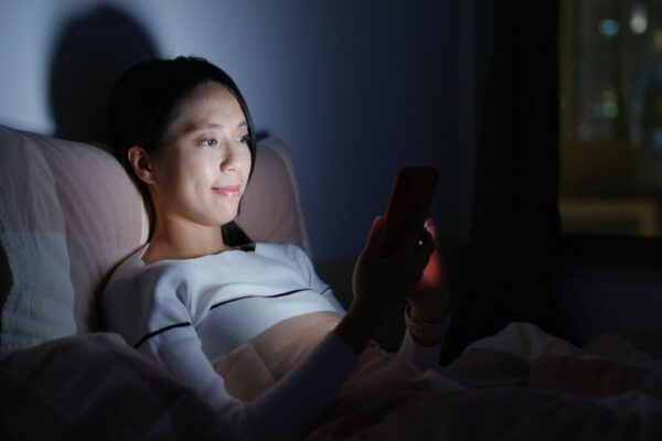 Evite longas horas deitada sem atividade. (Foto: Leung Cho Pan via Canva)