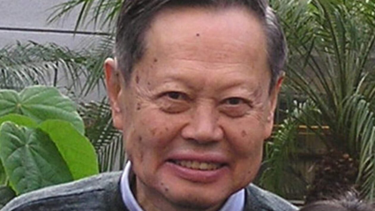 Morre Chen Ning Yang, físico Nobel que revolucionou a física subatômica (Crédito: Wikimedia Commons/ CC BY-SA 4.0)