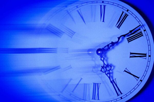 Representação artística do íon Ni¹²⁺ em armadilha eletromagnética, base para futuros relógios ópticos ultraprécisos. (Crédito da imagem: Photo Images/ Canva Pro)