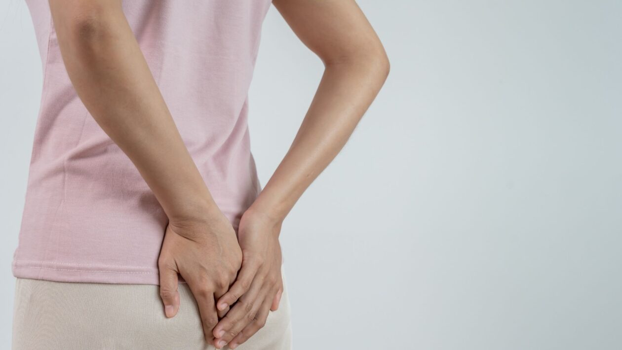 Evite o celular no banheiro e proteja seu intestino. (Foto: Shisuka via Canva)