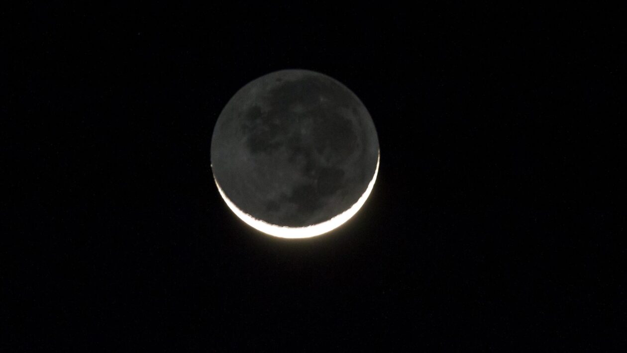 Lua Nova hoje marca o início de um novo ciclo lunar (Imagem: Getty Images/ Canva Pro)