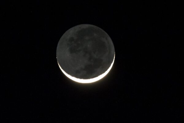 Lua Nova hoje marca o início de um novo ciclo lunar (Imagem: Getty Images/ Canva Pro)