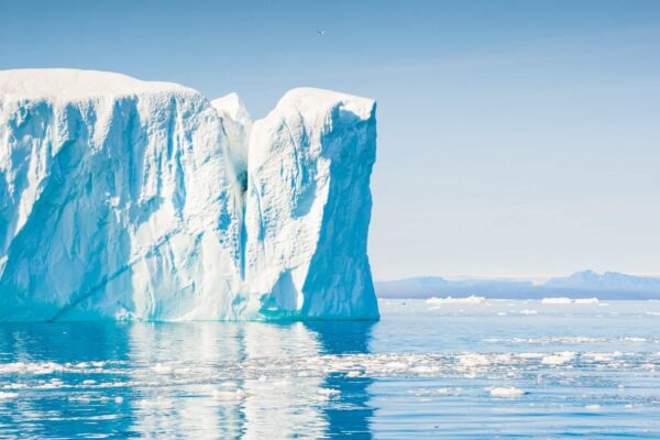 Derretimento acelerado faz Groenlândia perder área e se deslocar (Imagem: Getty Images/ Canva Pro)