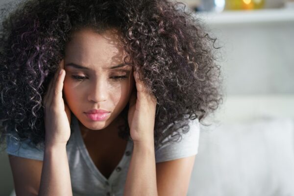 Movimentos discretos do rosto podem revelar depressão subclínica. (Foto: Diego Cervo via Canva)