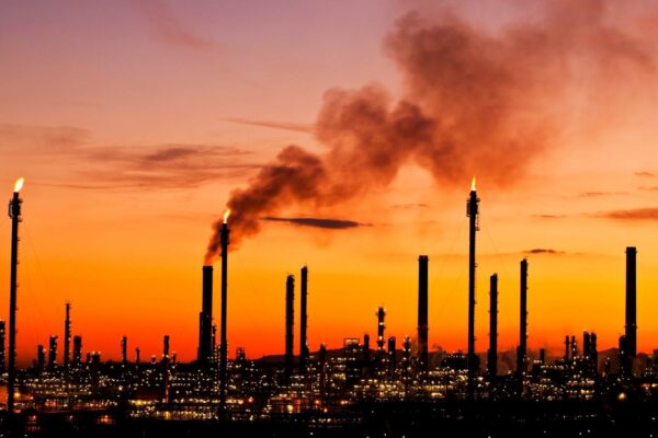 ONU prevê queda nas emissões, mas alerta: ritmo ainda é insuficiente (Imagem: Getty Images/ Canva Pro)