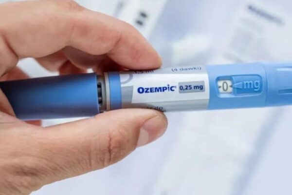 Perda de gordura rápida causa flacidez e mudanças corporais. (Foto: Reprodução / Record)