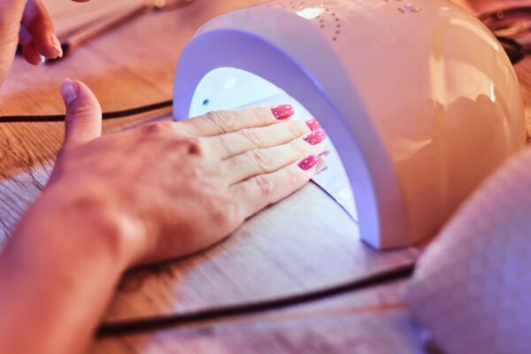 Anvisa bane TPO e DMPT por risco de câncer e infertilidade. (Foto: Andrew Polavsky via Canva)