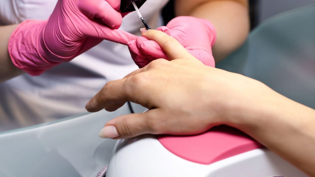 Substâncias de esmalte em gel afetam reprodução e células. (Foto: Yekhen via Canva)