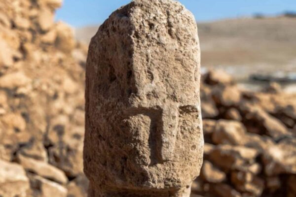 Rosto humano esculpido em pedra há 12 mil anos. (Foto: Reprodução / Ministério da Cultura e Turismo da Turquia)