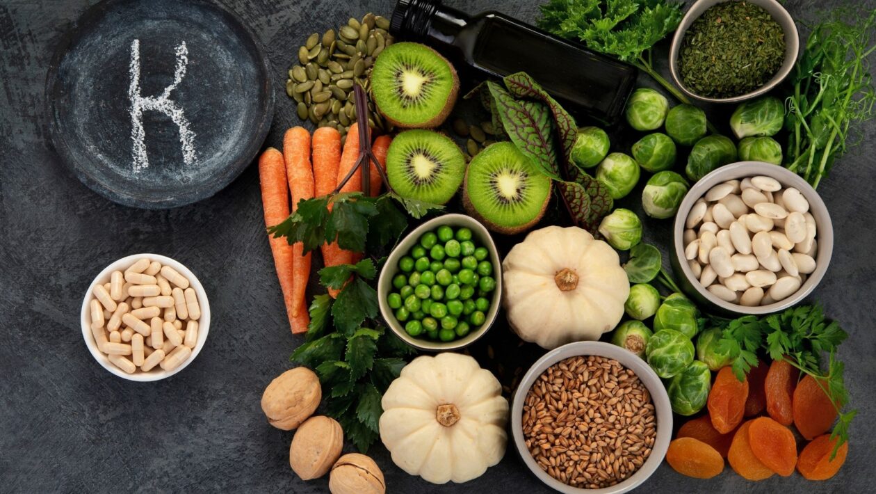 Vitamina K mantém veias saudáveis e previne coágulos. (Foto: Getty Images via Canva)