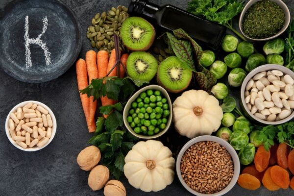 Vitamina K mantém veias saudáveis e previne coágulos. (Foto: Getty Images via Canva)