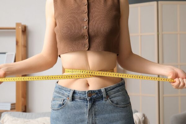Chás ajudam a eliminar líquidos retidos do corpo. (Foto: Pixelshot via Canva)