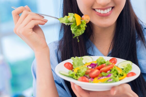 Nutrientes certos reduzem o estresse do dia a dia. (Foto: Dragon Images via Canva)