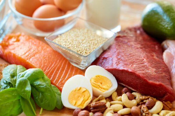 Proteínas fortalecem músculos e saúde geral. (Foto: Charliepix via Canva)