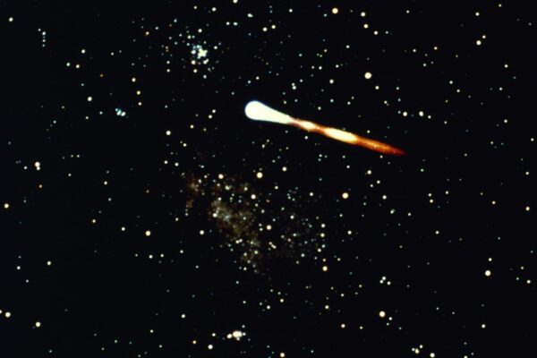 Fenômeno cósmico desafia explicações: anticauda em cometa alienígena (Crédito: Photo Images/ Canva Pro)