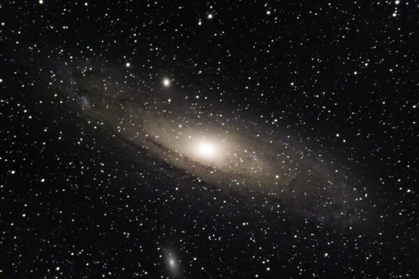 Luz pode revelar rastros ocultos da misteriosa matéria escura (Crédito: Pexels/ Canva Pro)