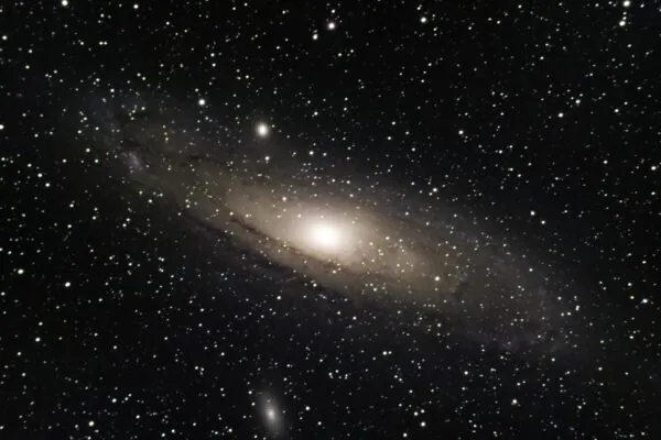Luz pode revelar rastros ocultos da misteriosa matéria escura (Crédito: Pexels/ Canva Pro)
