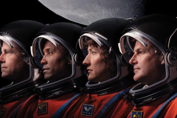 NASA leva “astronautas em chip” à Lua para estudar efeitos da radiação (Imagem: NASA / Artemis II Crew Poster)