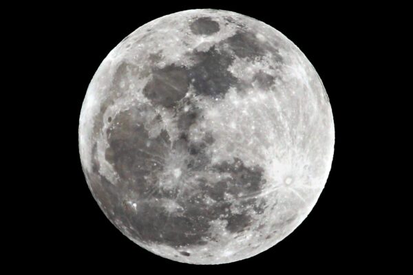 NASA prepara missão Artemis 2, primeiro voo tripulado à Lua desde 1972 (Imagem: Getty Images/ Canva Pro)