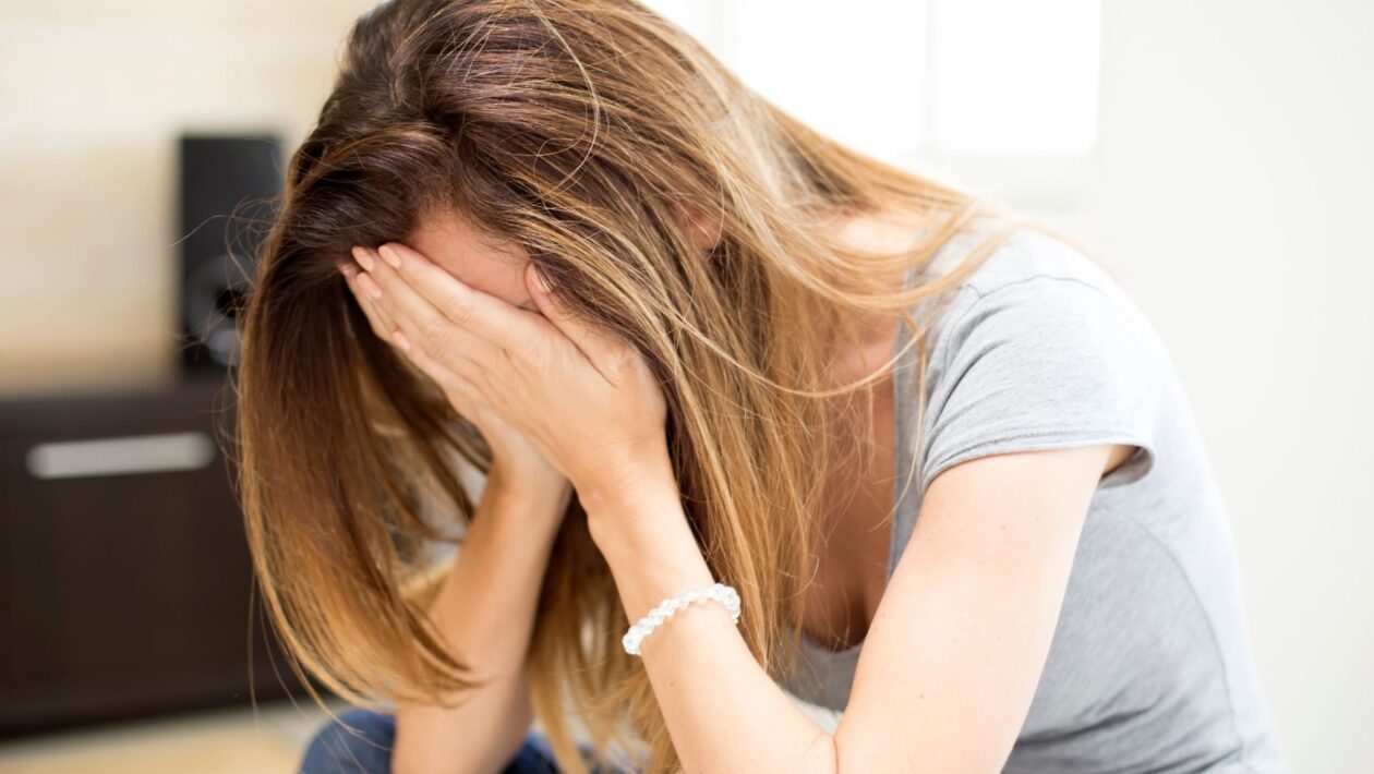 Curva em U mostra altos e baixos da felicidade humana. (Foto: BGStock72 via Canva)