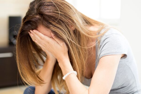 Curva em U mostra altos e baixos da felicidade humana. (Foto: BGStock72 via Canva)