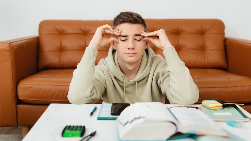 Jovens enfrentam mais ansiedade e queda no bem-estar. (Foto: Pexels via Canva)