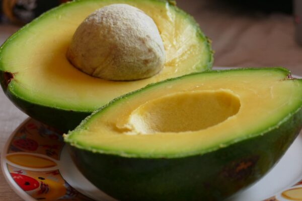 Gorduras boas do abacate protegem o cérebro e os nervos. (Foto: Pixabay via Canva)