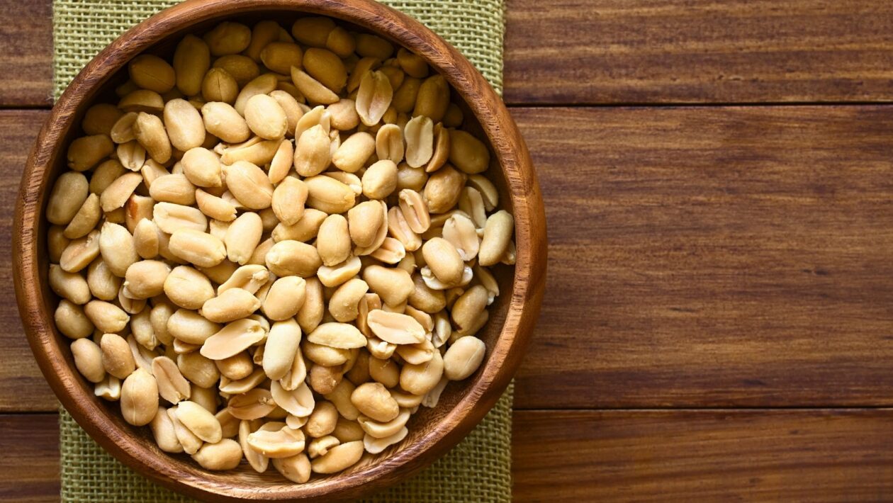 Amendoim: o superalimento que vence o ovo em proteína. (Foto: Ildipapp via Canva)