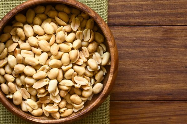 Amendoim: o superalimento que vence o ovo em proteína. (Foto: Ildipapp via Canva)