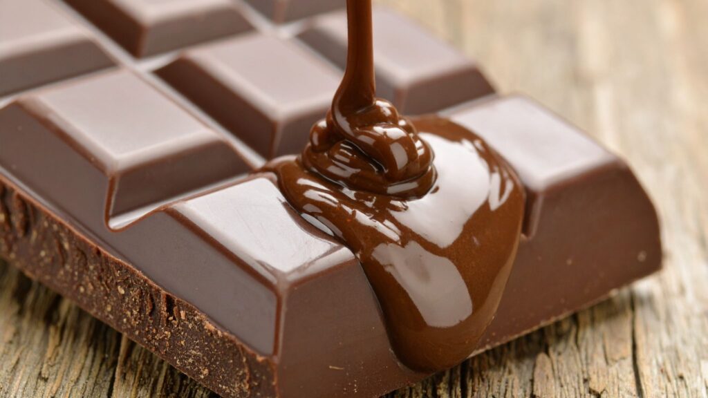 Chocolate amargo pode favorecer a circulação sanguínea. (Foto: CnvStudio's Images via Canva)